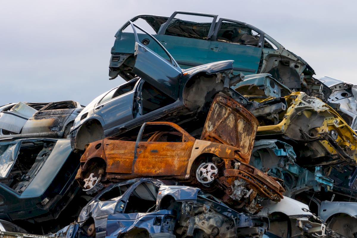 Pagal aplinkosaugininkų perduotą informaciją pradėtas ikiteisminis tyrimas dėl nelegalaus senų automobilių ardymo