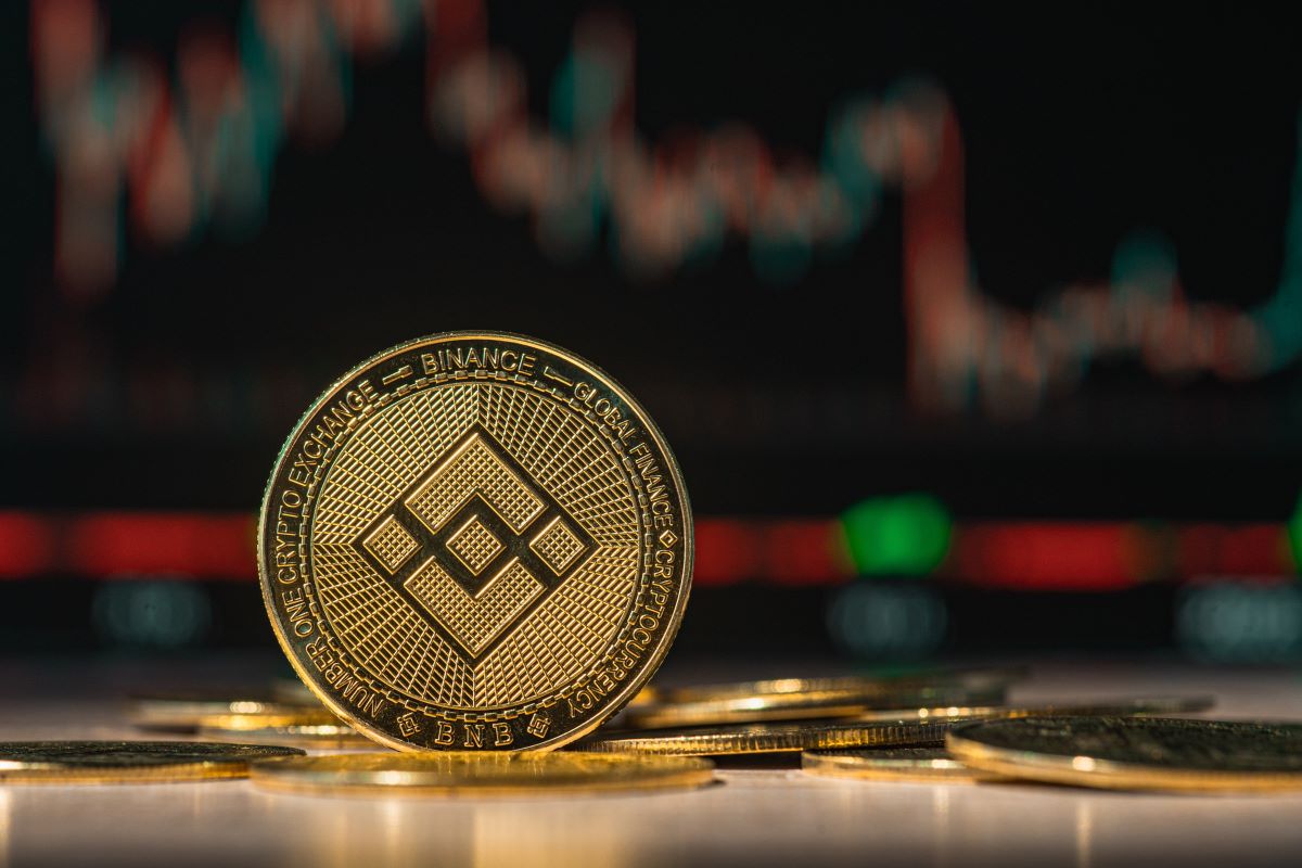 (Live) BNB Price pasiekia naują ATH prieš ETH ir SOL, nes BTC trumpam paliečia 120 000 USD