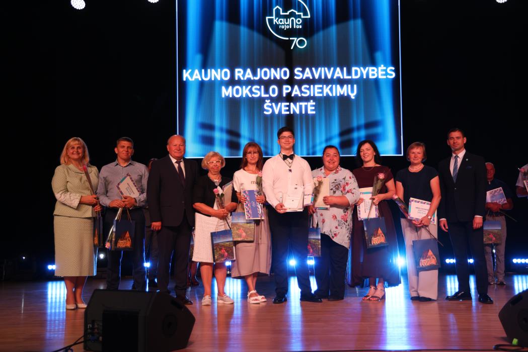 Pasveikinti geriausiai brandos egzaminus išlaikę Kauno rajono abiturientai