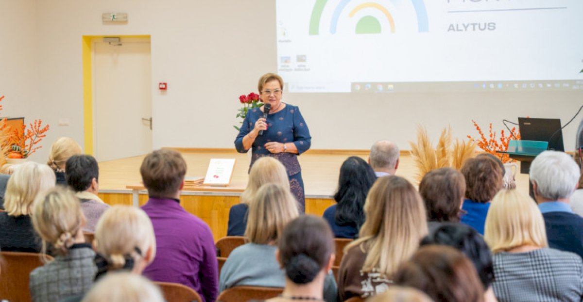 Šešioms Alytaus miesto švietimo įstaigoms įteiktos „Tvarumo bruknės“