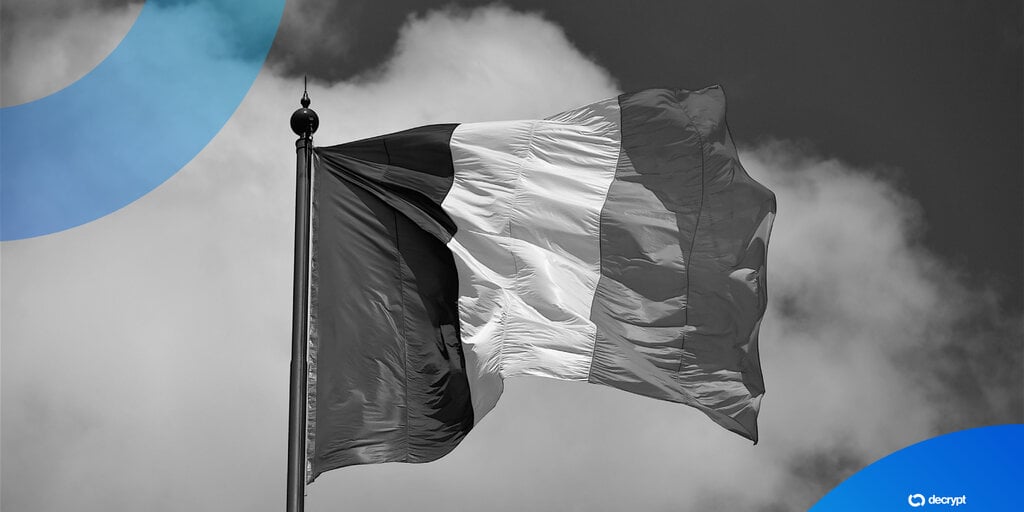 Kaukės ginkluoti vyrai prisiriša moteris Prancūzijoje, pavogė kriptovaliutą USB