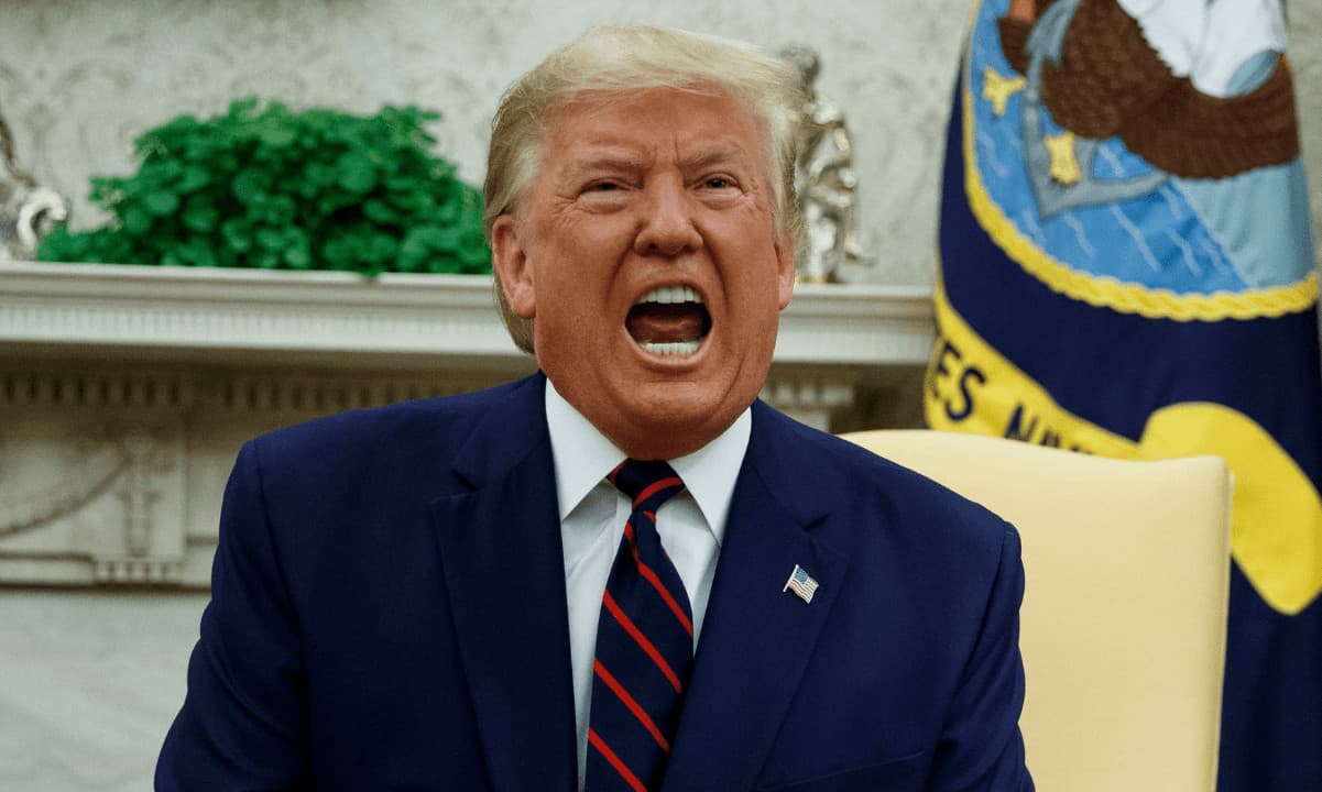 Donaldas Trumpas sprogdina bankus, ragina priimti AIŠKumo aktą